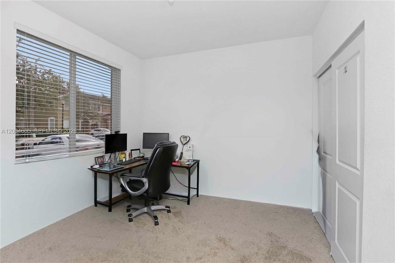 1052 Se 23rd Ave #1052 - Photo 4 of 22
