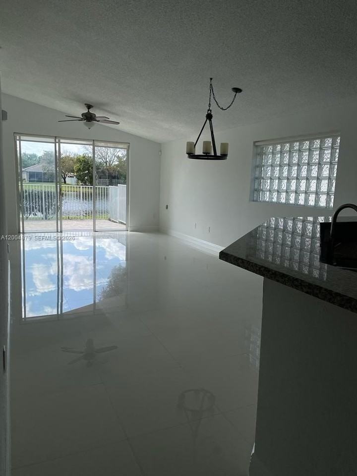 4117 Sapphire Bnd - Photo 2 of 11