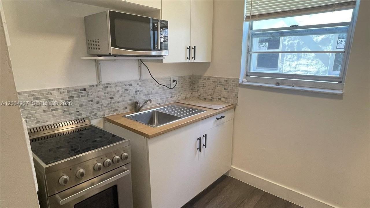 1043 Nw 2nd St #9 - Photo 2 of 19