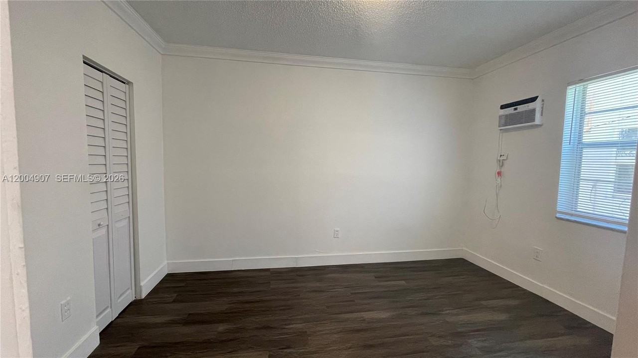 1043 Nw 2nd St #9 - Photo 4 of 19