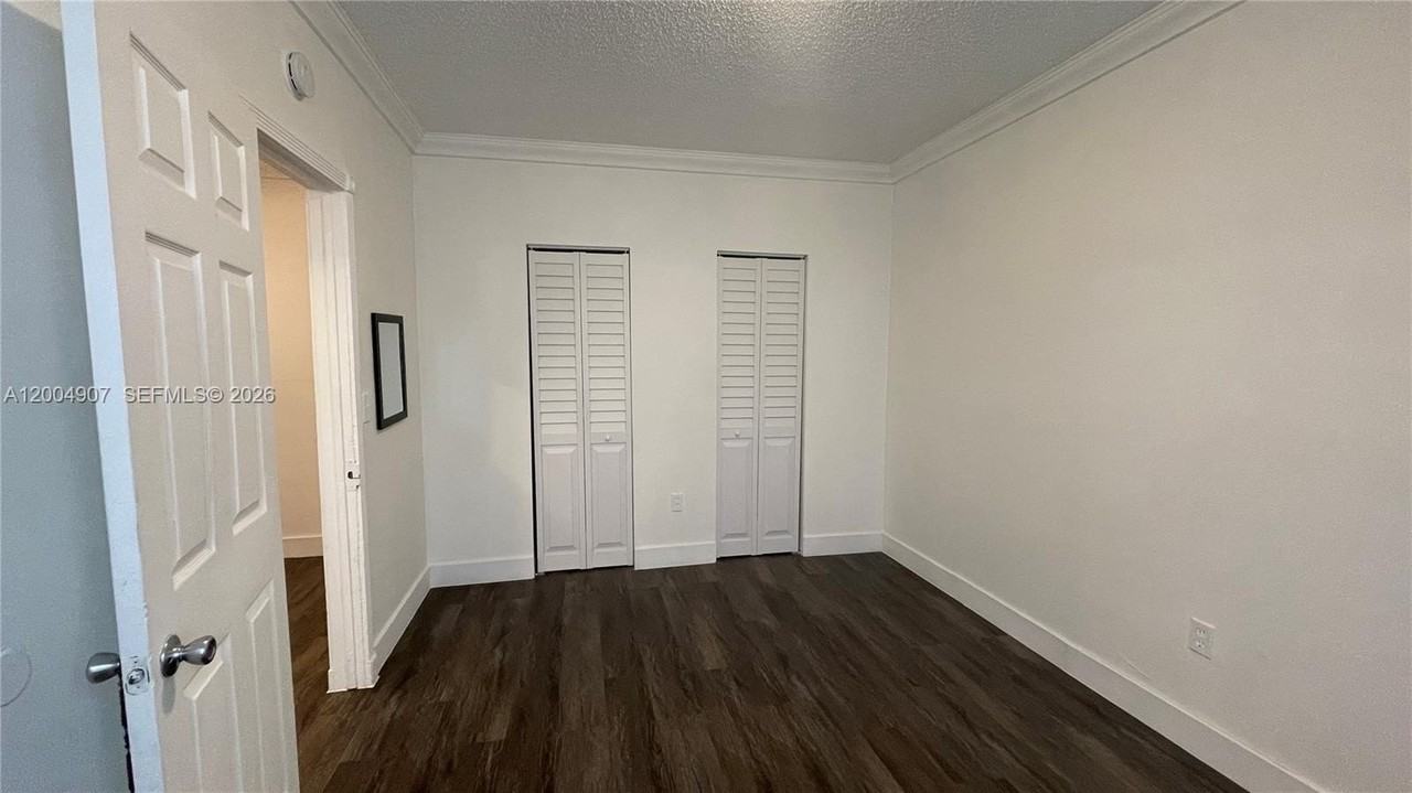 1043 Nw 2nd St #9 - Photo 5 of 19