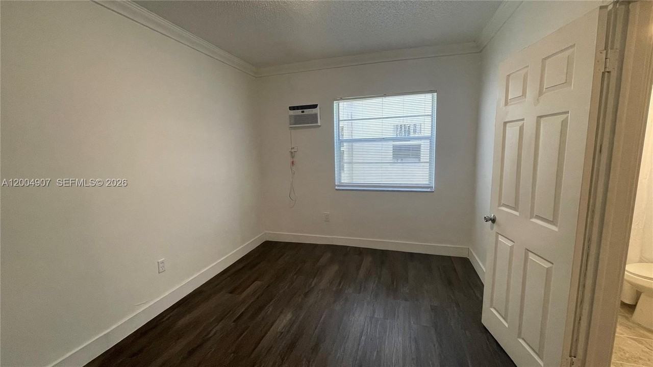 1043 Nw 2nd St #9 - Photo 6 of 19