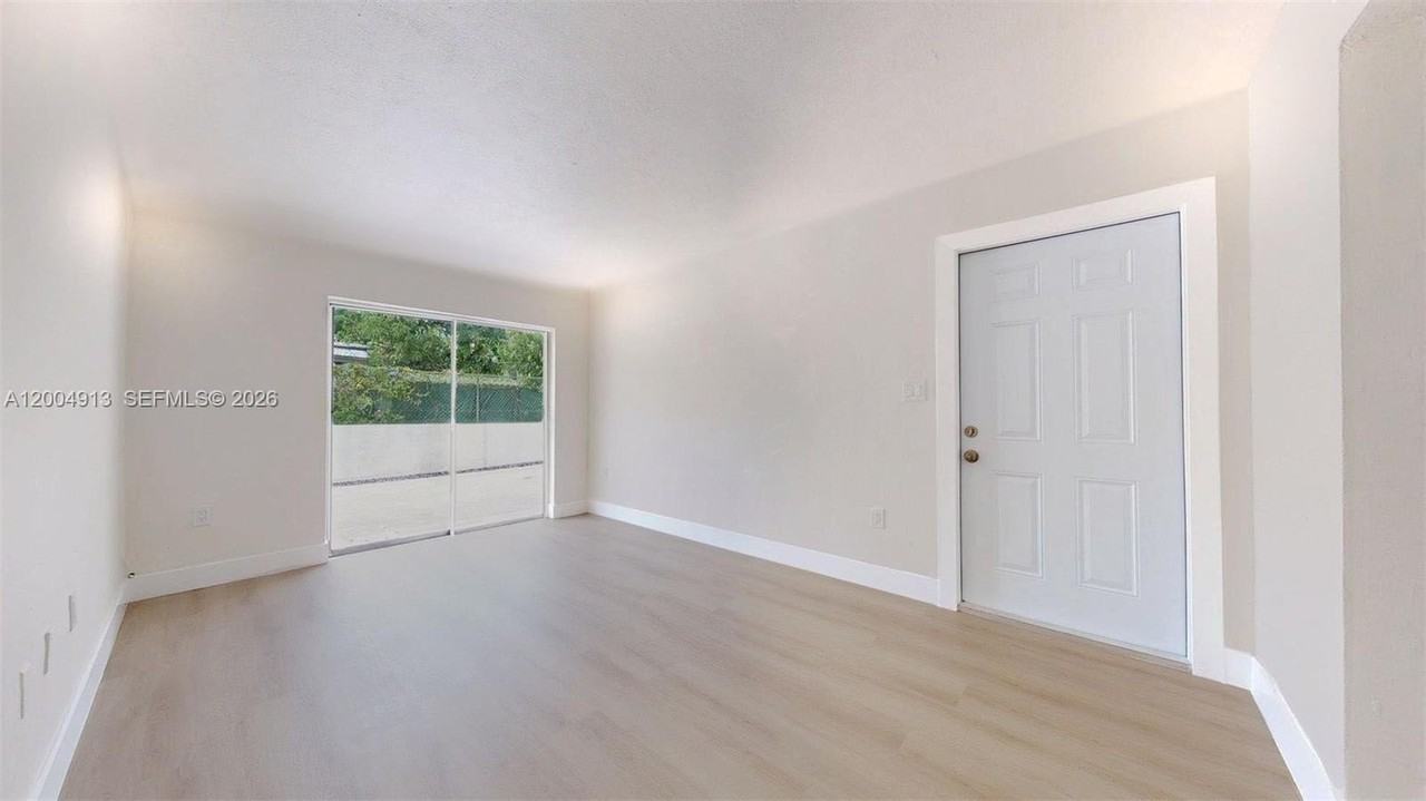 567 Sw 3rd St #2 - Photo 5 of 30