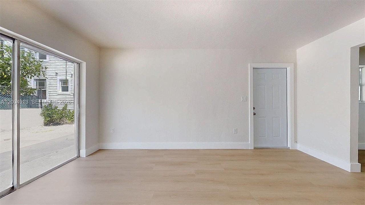567 Sw 3rd St #2 - Photo 7 of 30