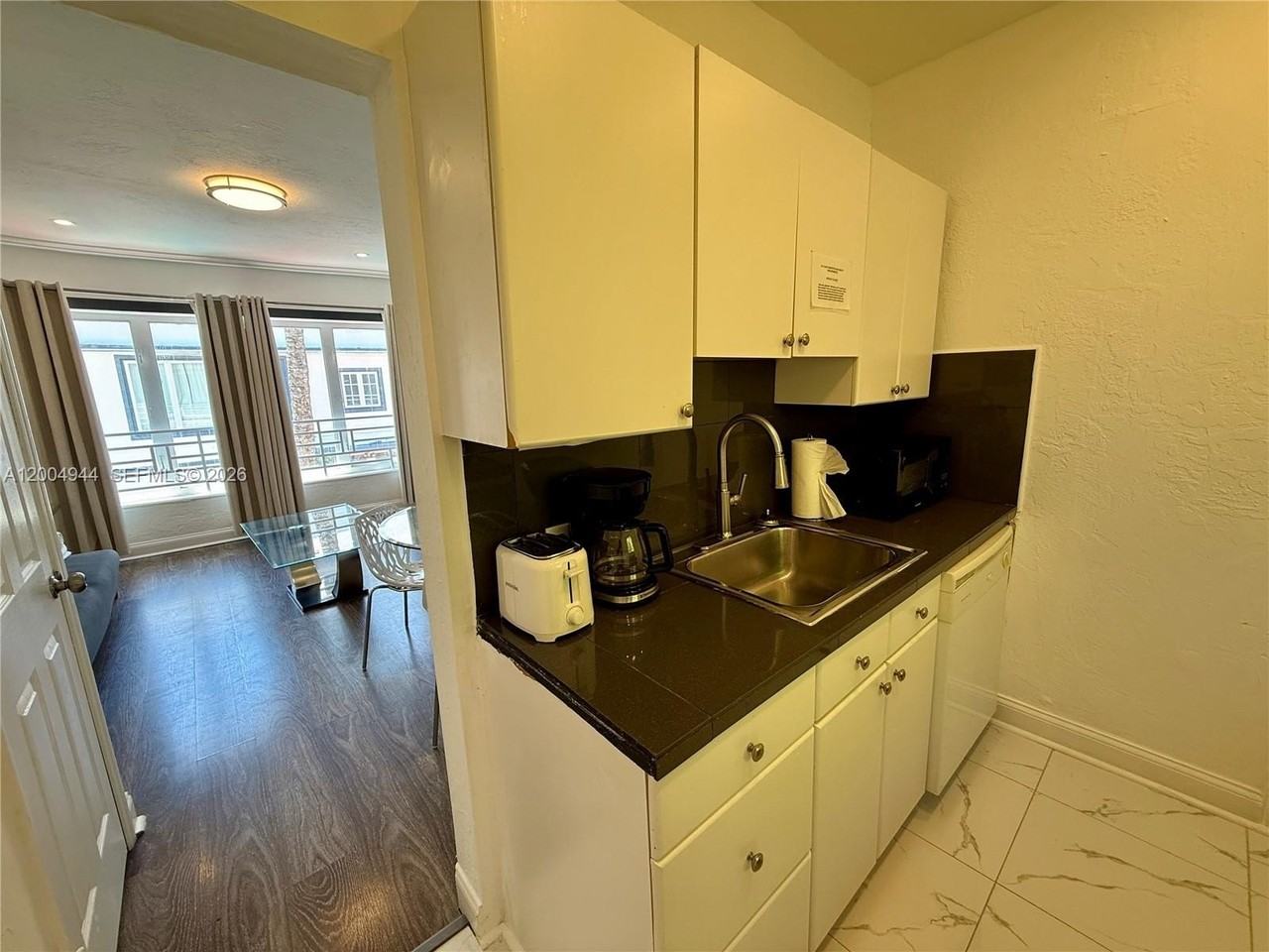 1542 Jefferson Ave #6 - Photo 4 of 17