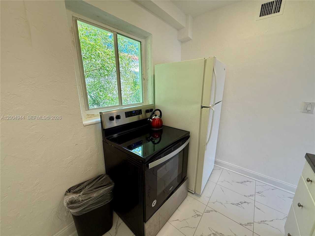 1542 Jefferson Ave #6 - Photo 5 of 17