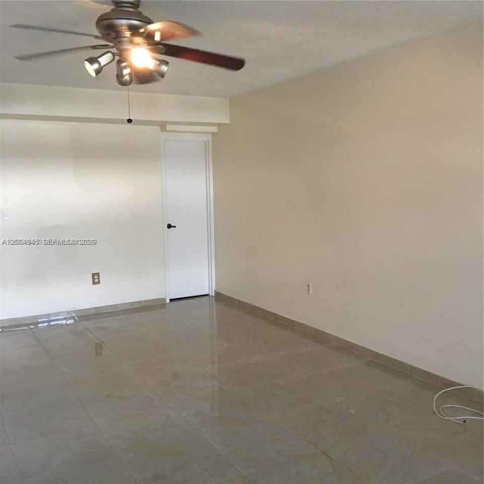 9455 Bay Harbor Ter #7S - Photo 5 of 15