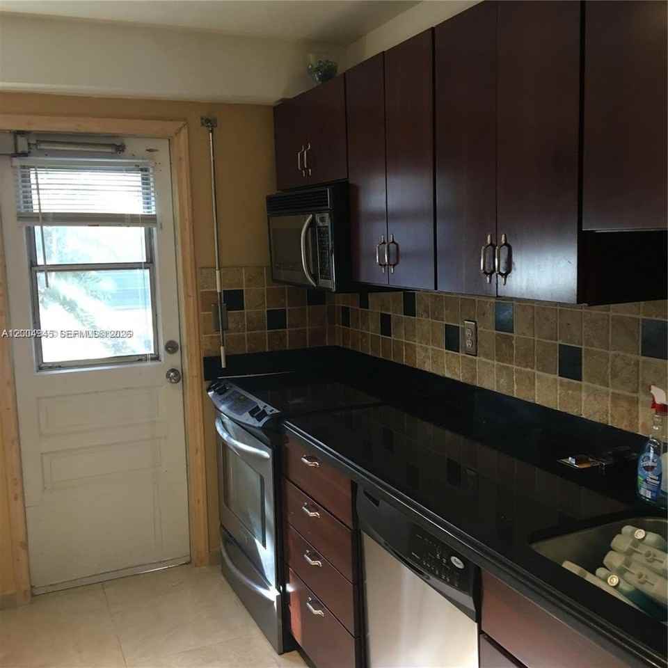 9455 Bay Harbor Ter #7S - Photo 6 of 15