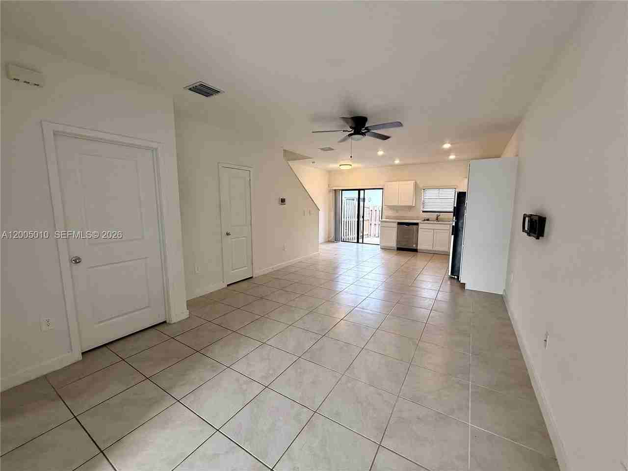 529 Ne 1st Dr - Photo 3 of 18