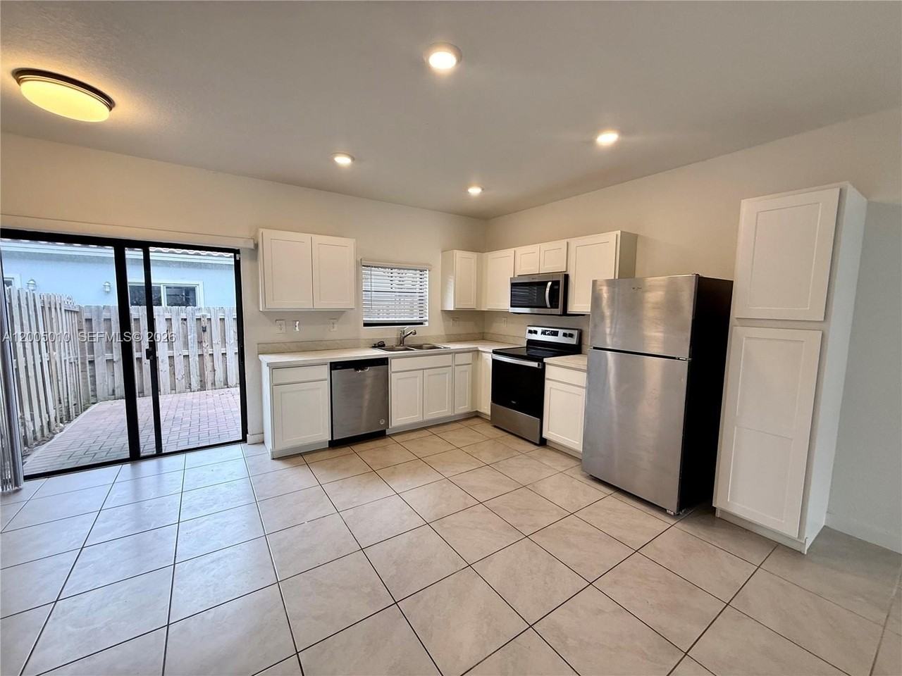 529 Ne 1st Dr - Photo 4 of 18