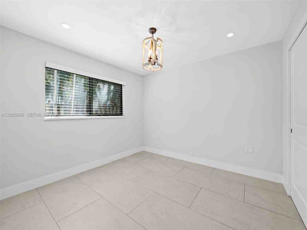 1305 Se 1st St #2 - Photo 5 of 19