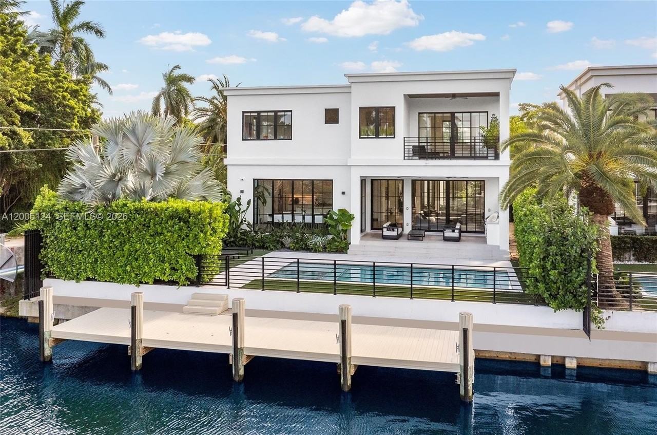 895 Ne 76th St - Photo 4 of 50