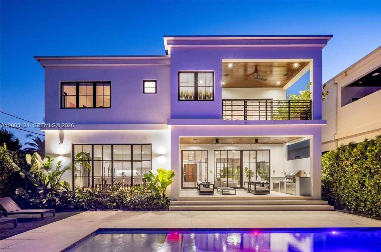 895 Ne 76th St - Photo 6 of 50