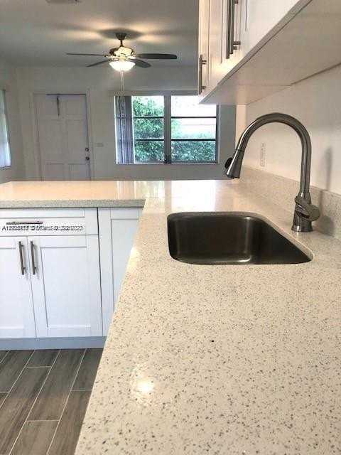 215 Sw 10th St #0 - Photo 4 of 14