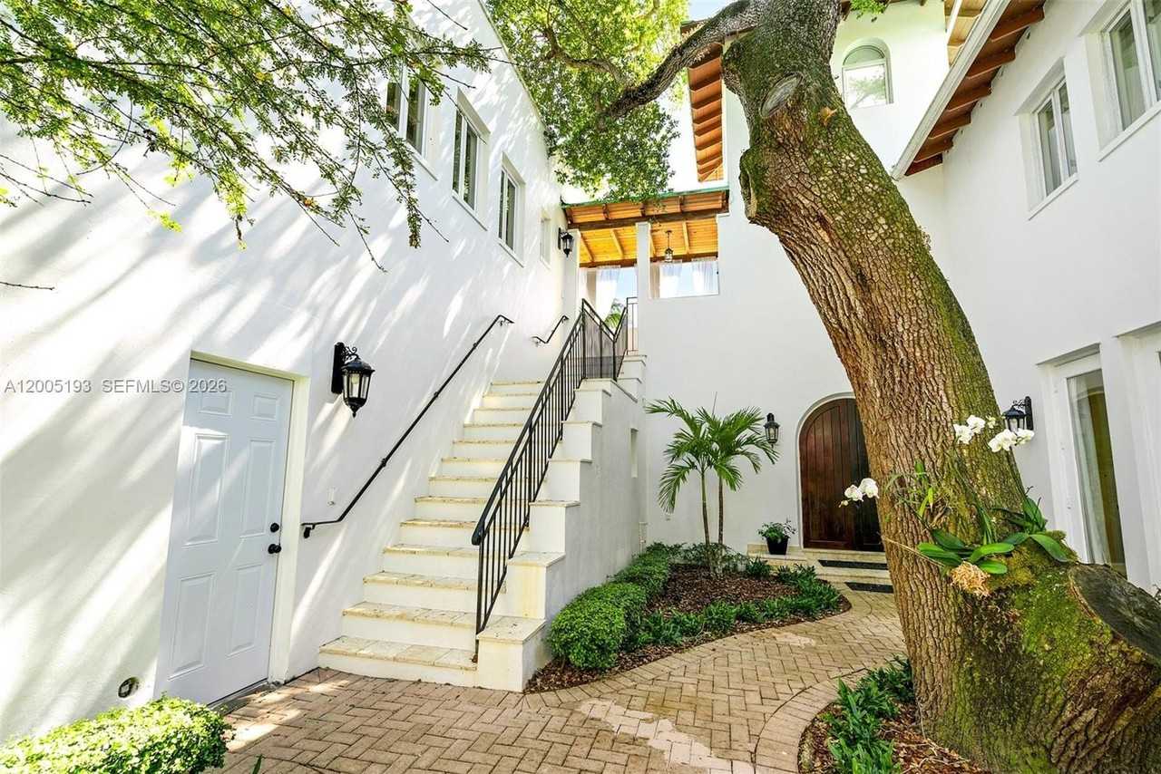 3930 Crawford Ave - Photo 3 of 24