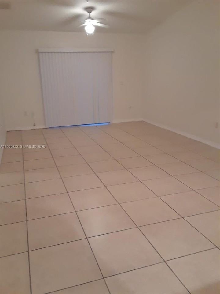 3828 Sw 48th Ave #D27 - Photo 5 of 7