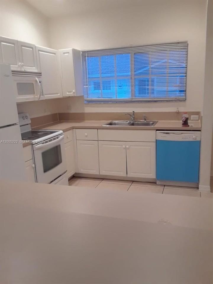 3828 Sw 48th Ave #D27 - Photo 6 of 7