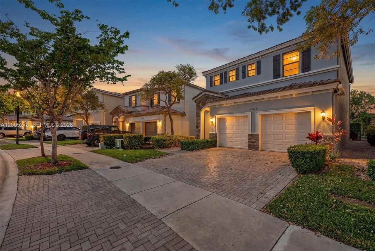 19278 Ne 6th Ave - Photo 4 of 40