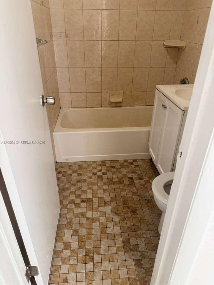 1942 Adams St #1944 - Photo 5 of 6