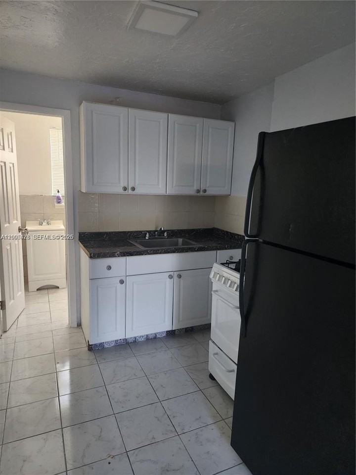 224 Sw 6th Ave #5 - Photo 2 of 6