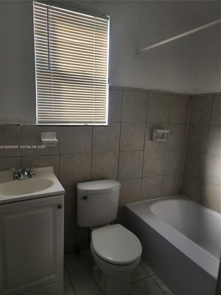 224 Sw 6th Ave #5 - Photo 4 of 6