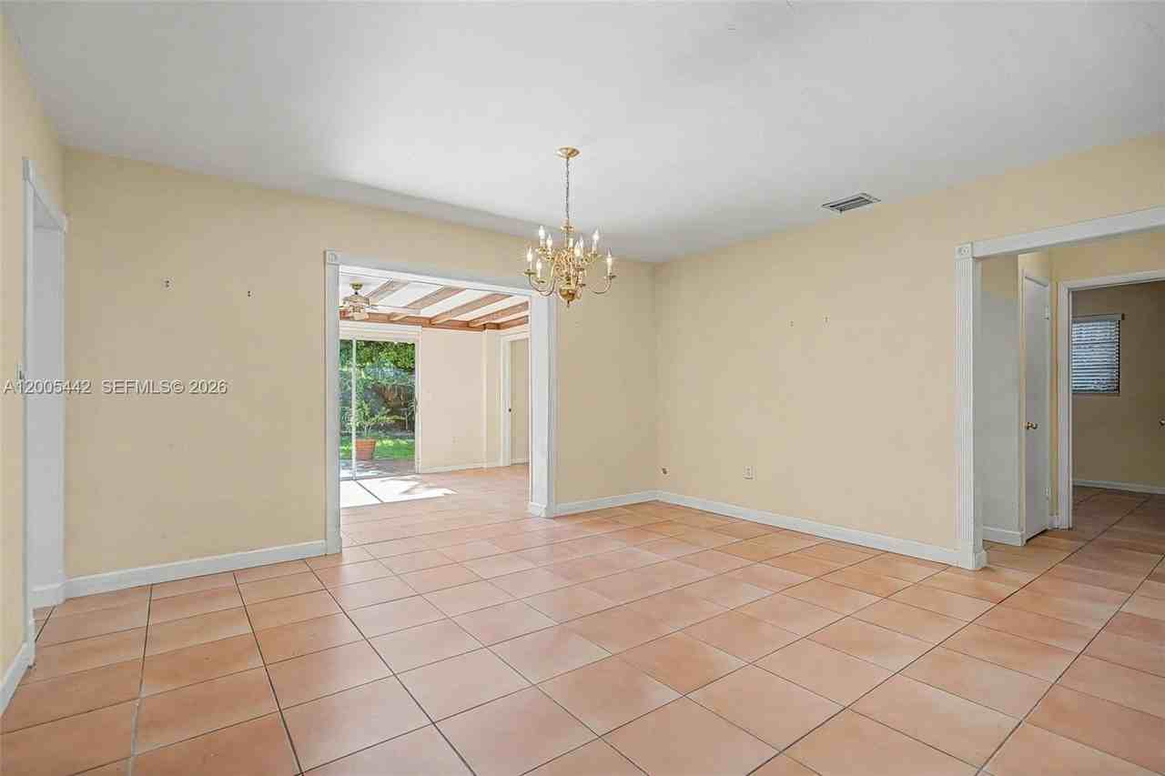 8115 Sw 63rd Pl - Photo 7 of 32