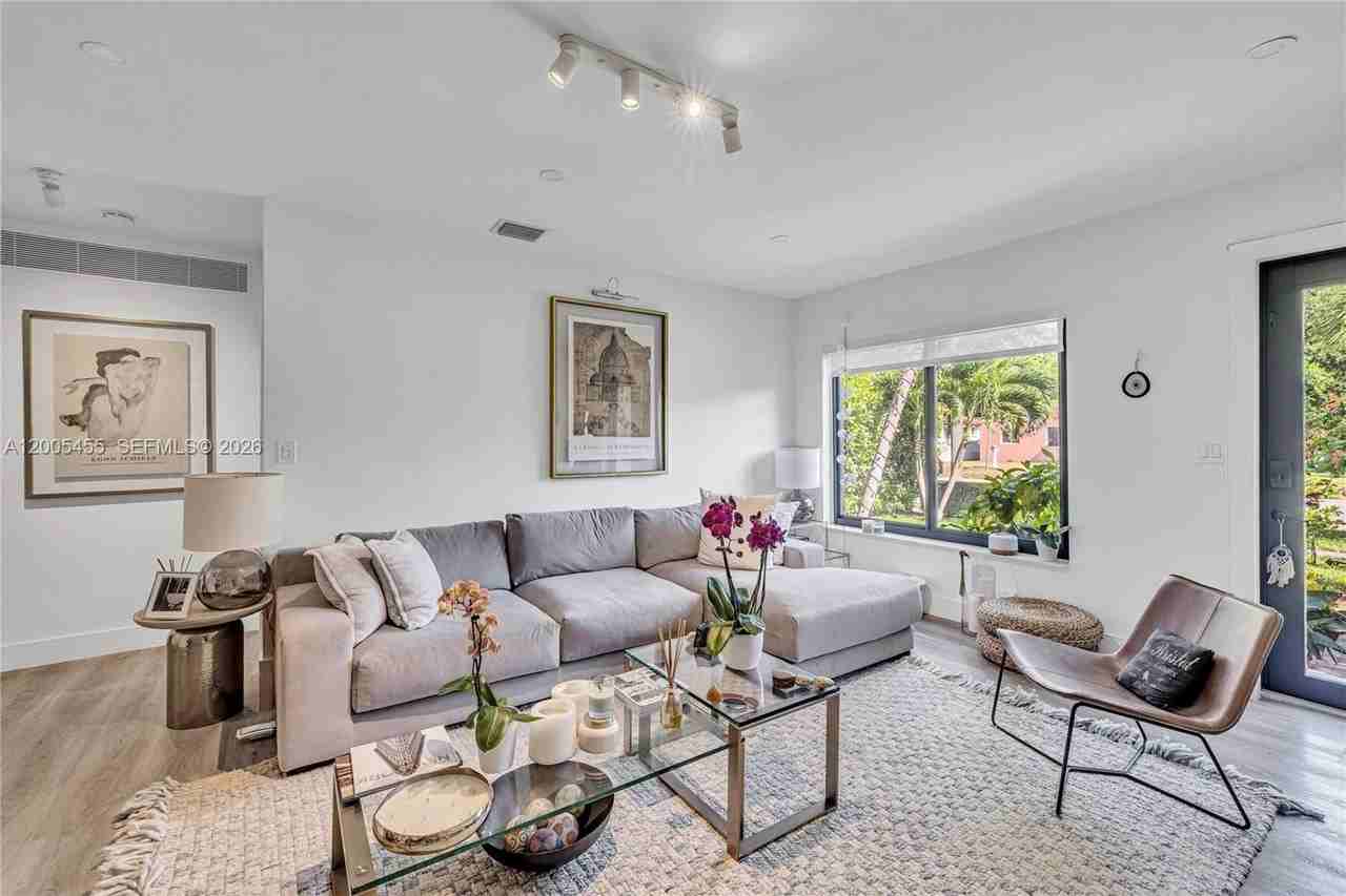 3030 Sw 2nd Ave - Photo 2 of 15