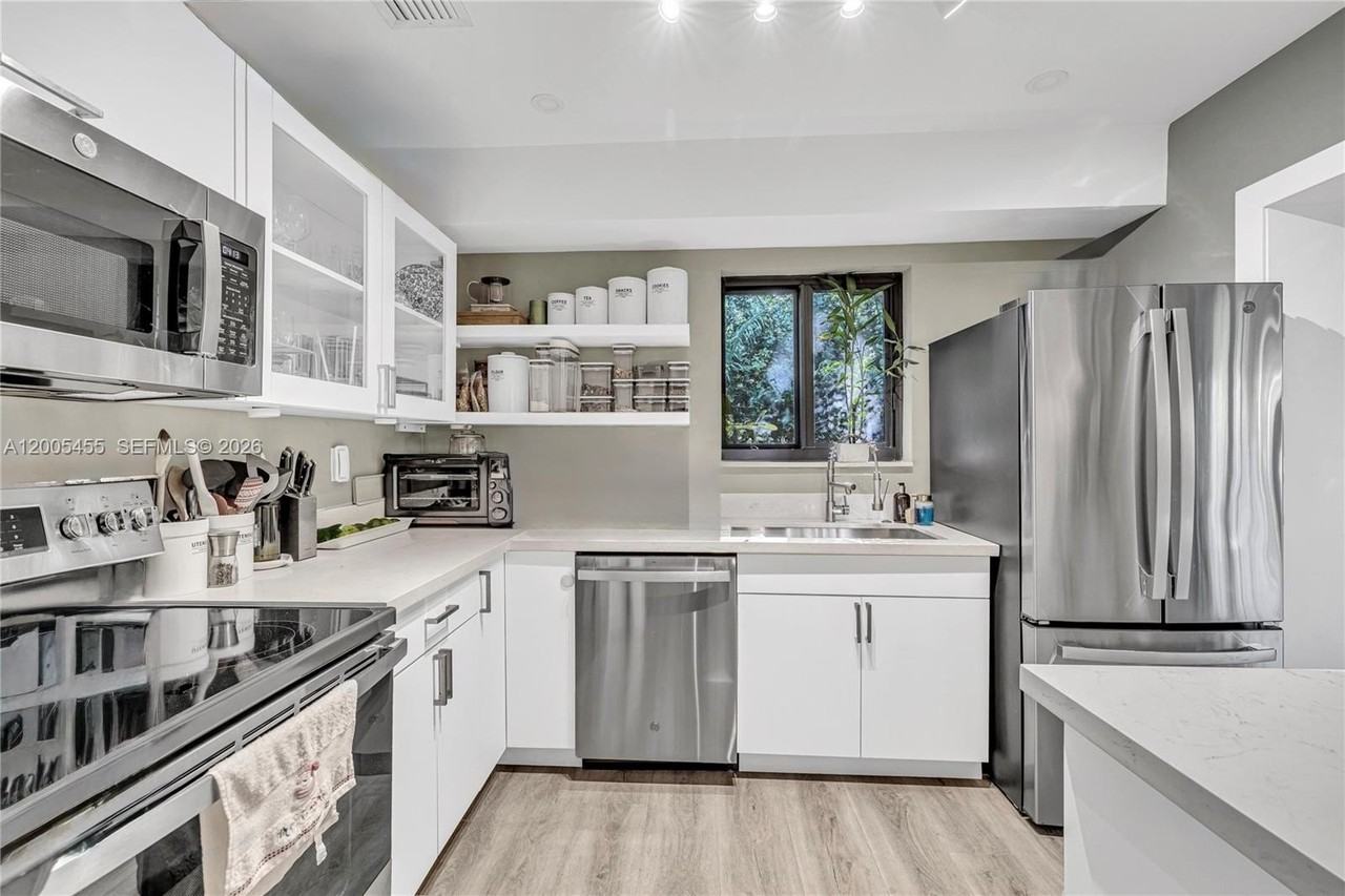 3030 Sw 2nd Ave - Photo 6 of 15