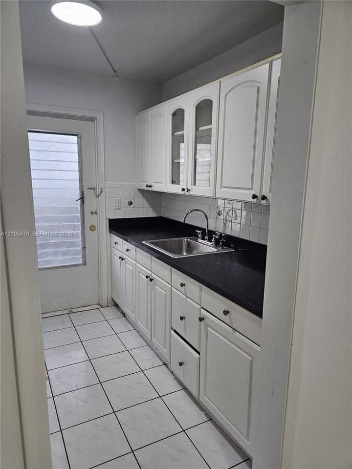 1719 Wiley St #2 - Photo 6 of 25