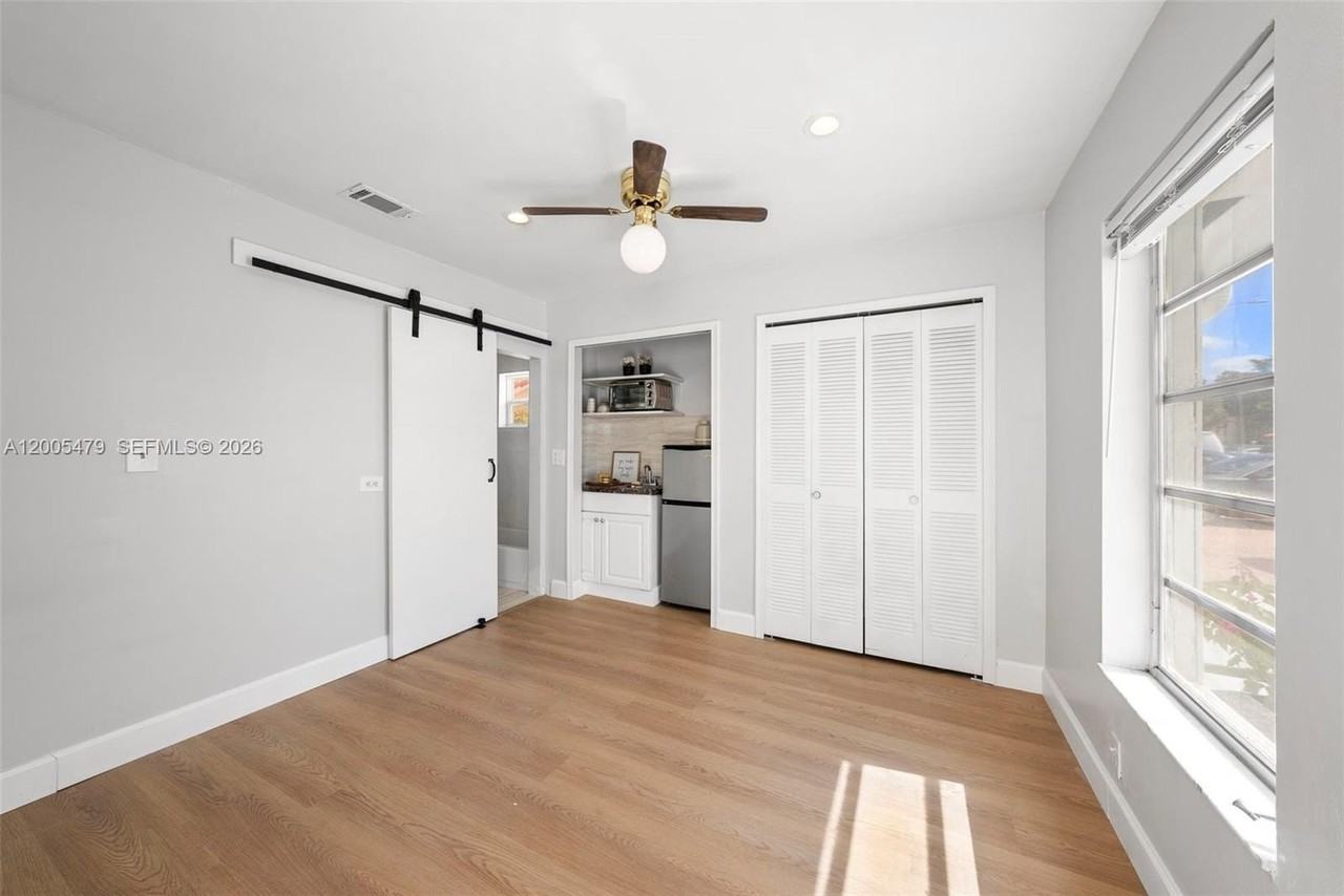 31 Nw 108th Ct #E - Photo 2 of 5