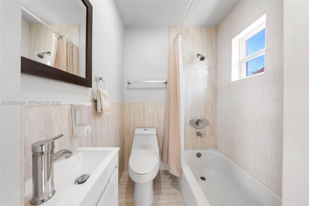 31 Nw 108th Ct #E - Photo 3 of 5