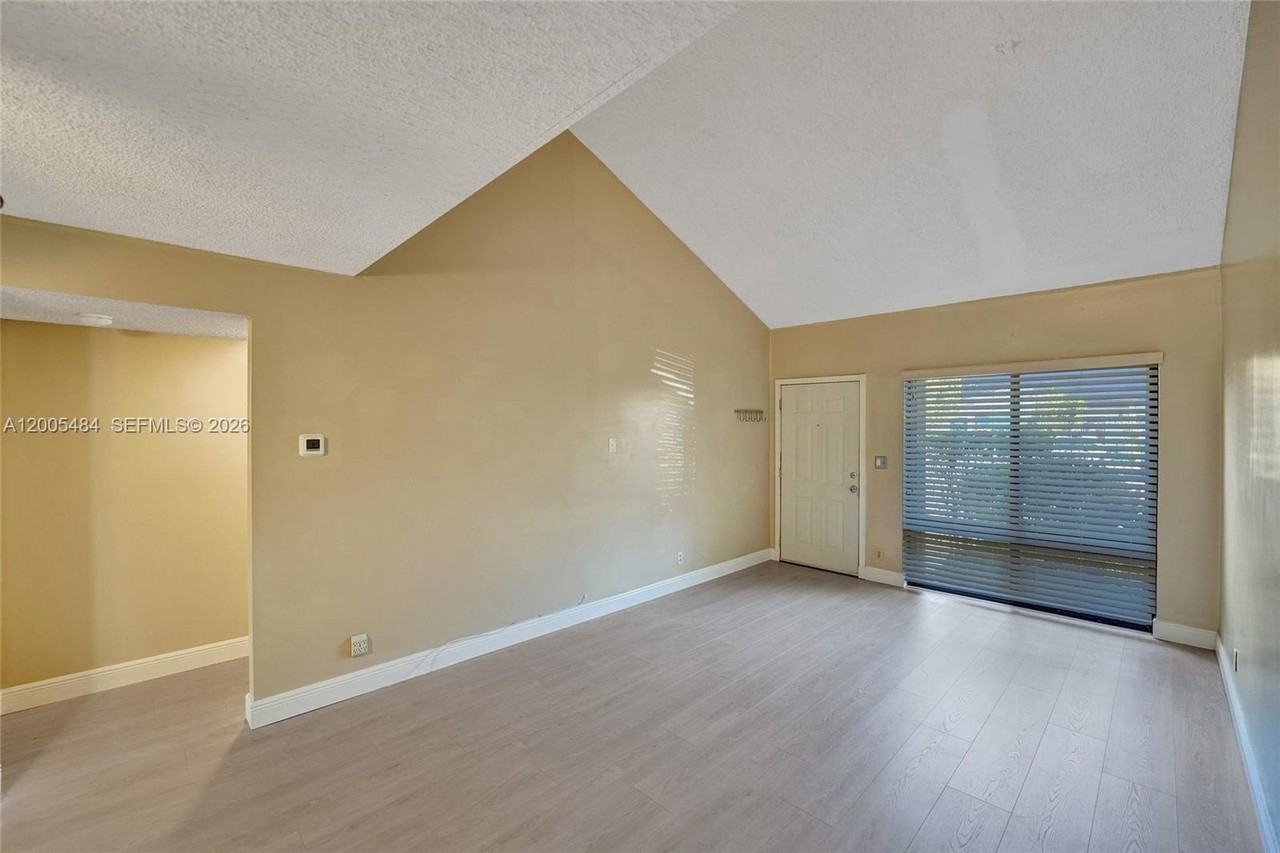 11154 Nw 37th St - Photo 2 of 26