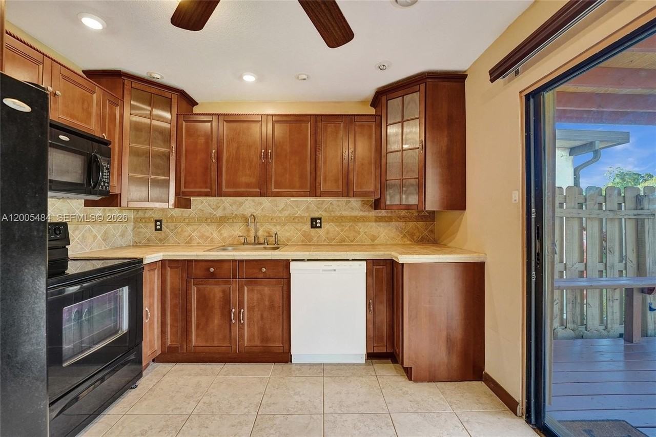 11154 Nw 37th St - Photo 4 of 26