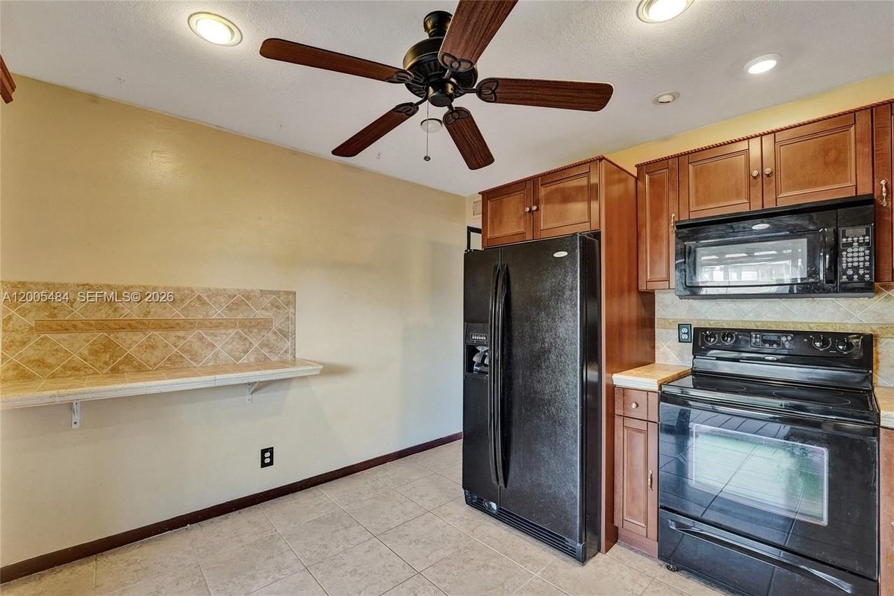 11154 Nw 37th St - Photo 5 of 26