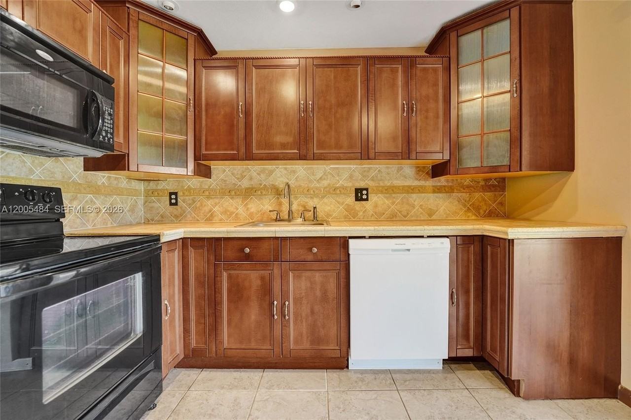 11154 Nw 37th St - Photo 6 of 26