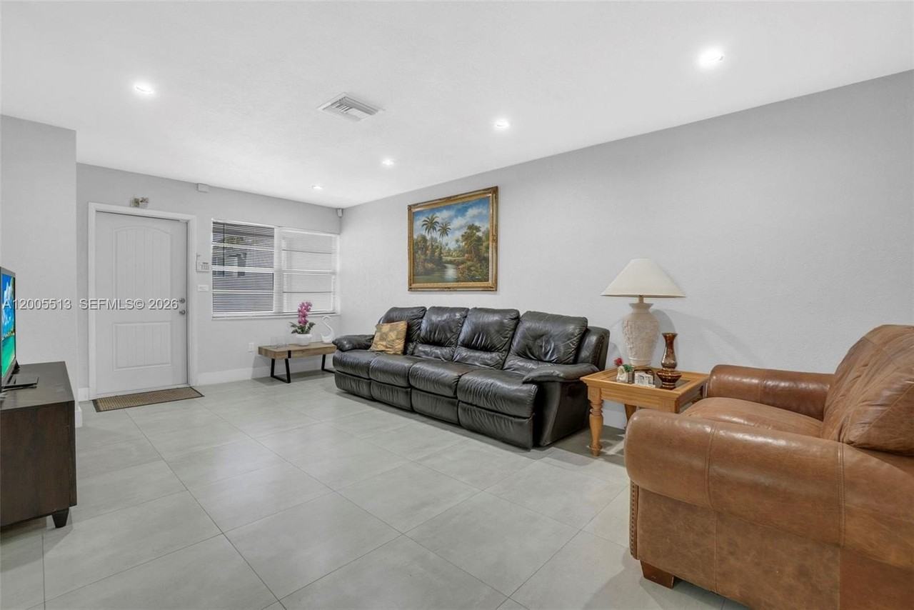 862 W 79th St - Photo 4 of 34