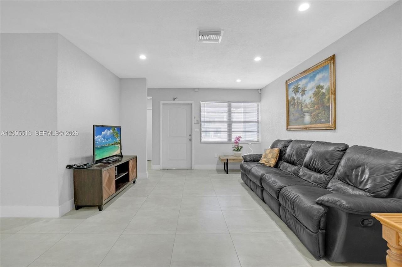 862 W 79th St - Photo 5 of 34