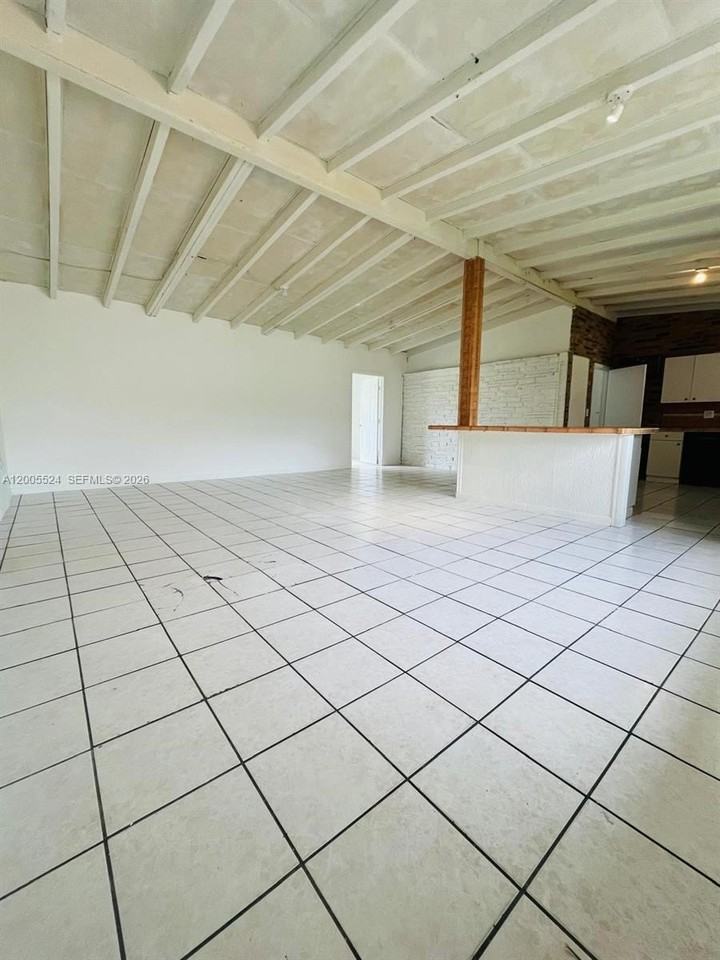 1420 Ne 203rd St #1420 - Photo 4 of 19