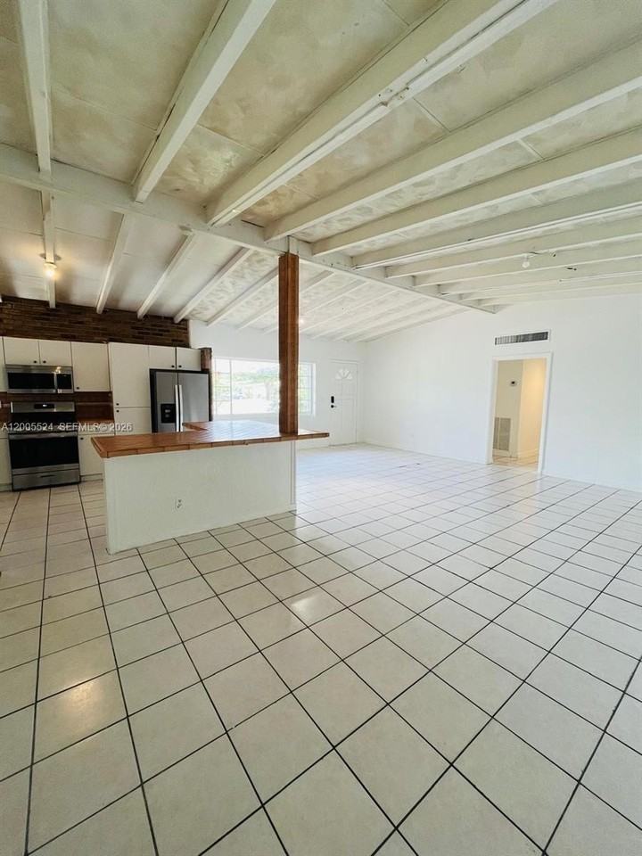 1420 Ne 203rd St #1420 - Photo 5 of 19