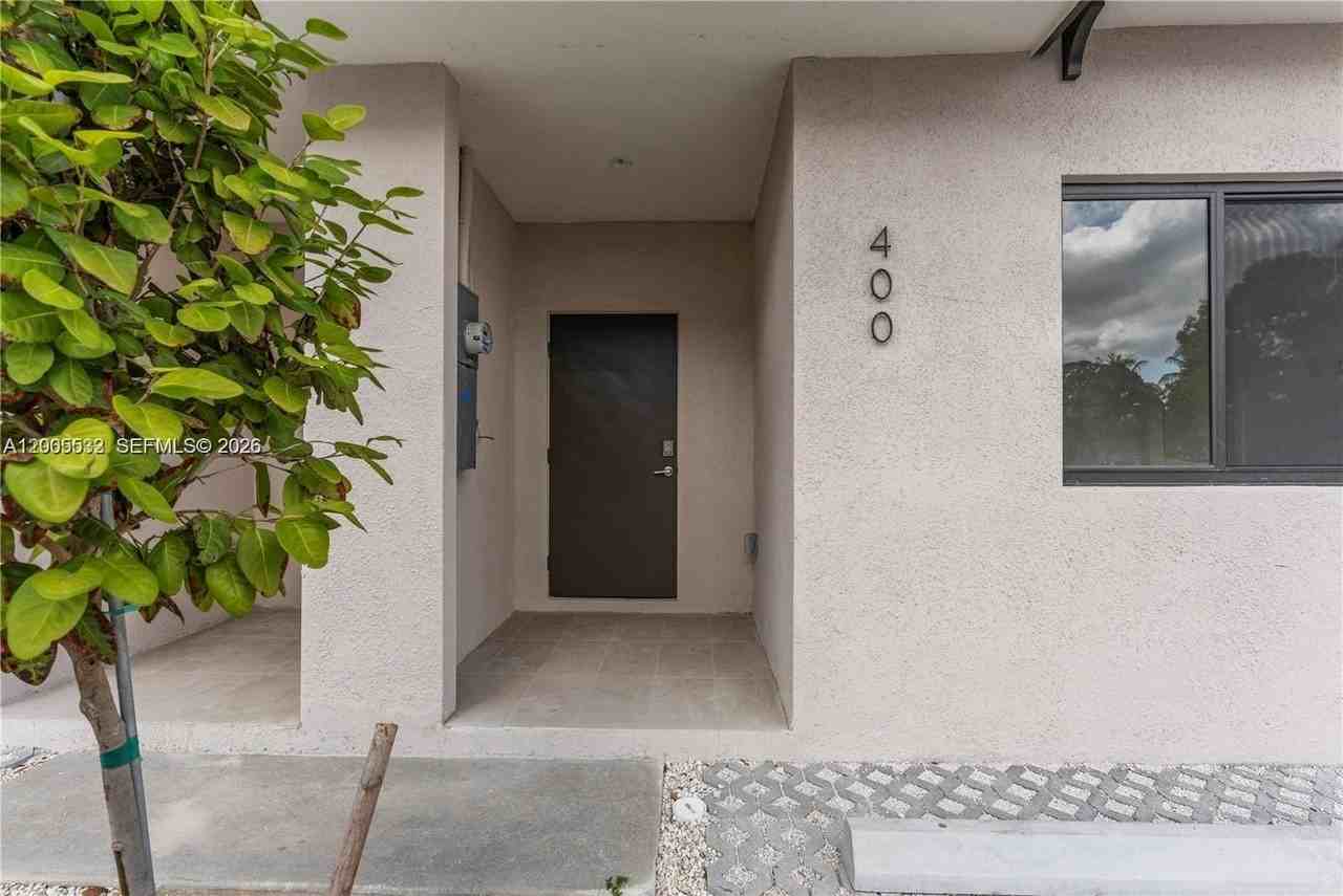 405 Sw 1st St #1 - Photo 5 of 28