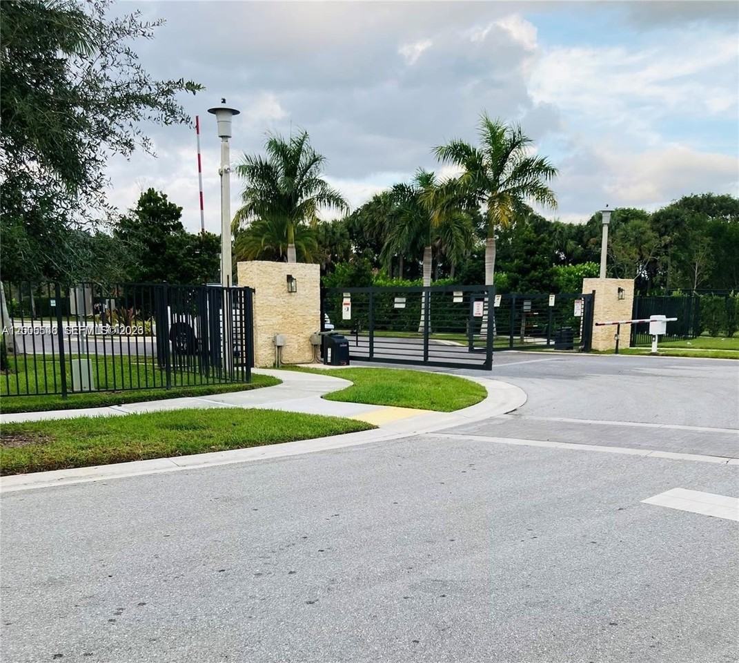 640 Pioneer Way #640 - Photo 3 of 35