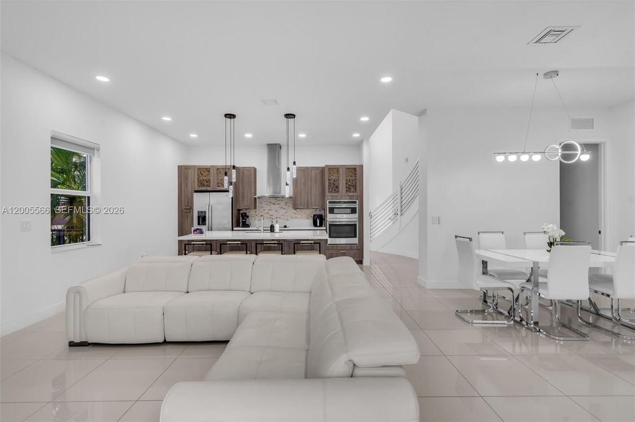 15540 Nw 88th Ave - Photo 5 of 45