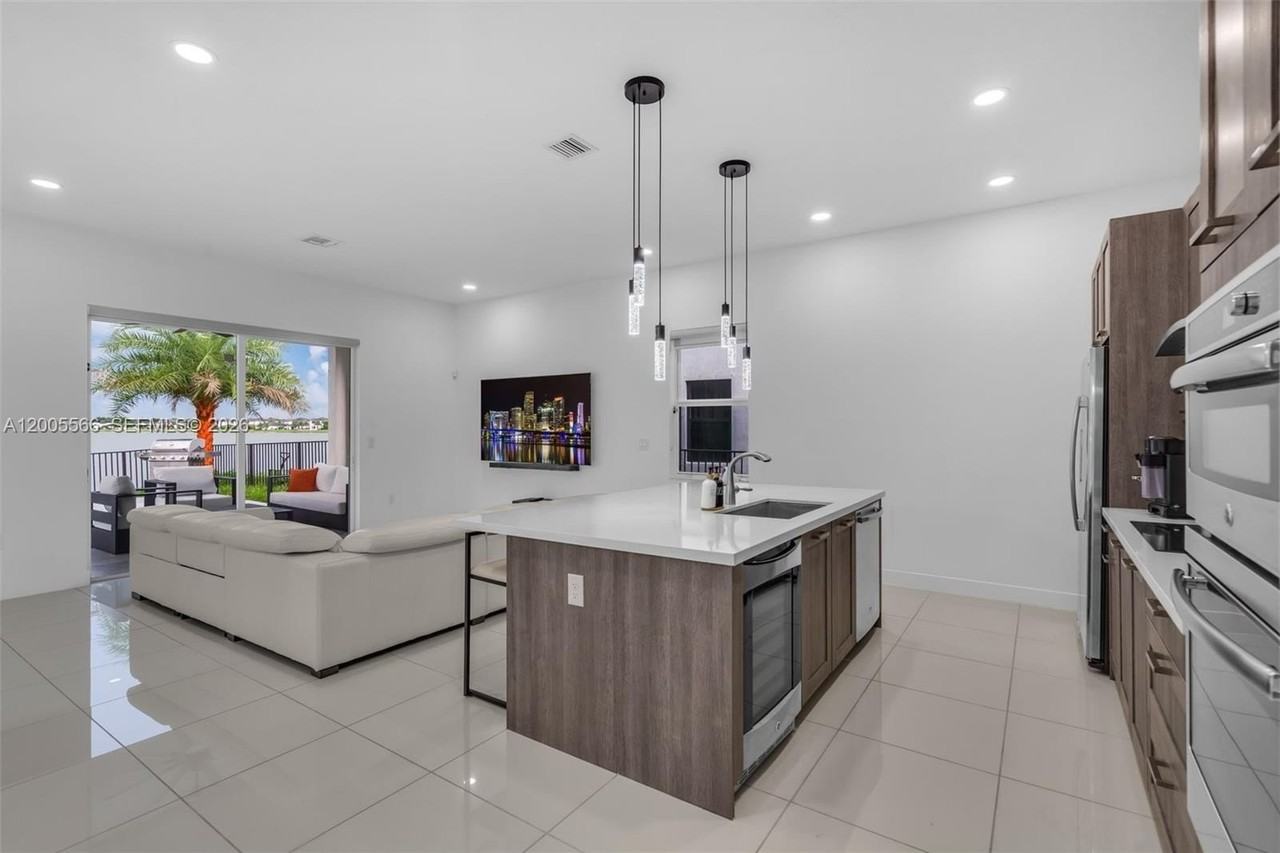 15540 Nw 88th Ave - Photo 7 of 45