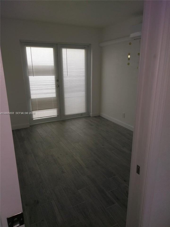 1020 Se 15th St #1 - Photo 2 of 3
