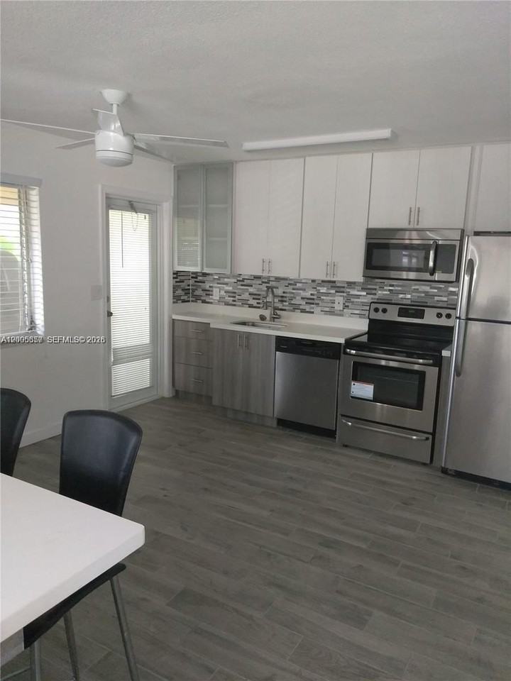 1020 Se 15th St #1 - Photo 3 of 3