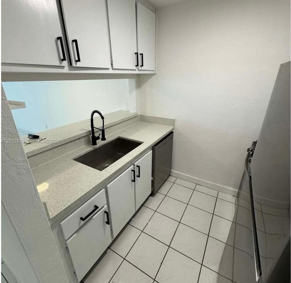 505 Ne 30th St #502 - Photo 6 of 18
