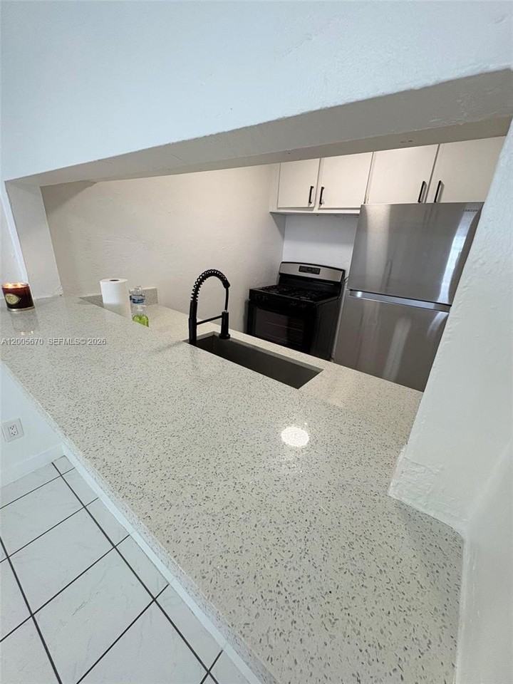 505 Ne 30th St #502 - Photo 7 of 18