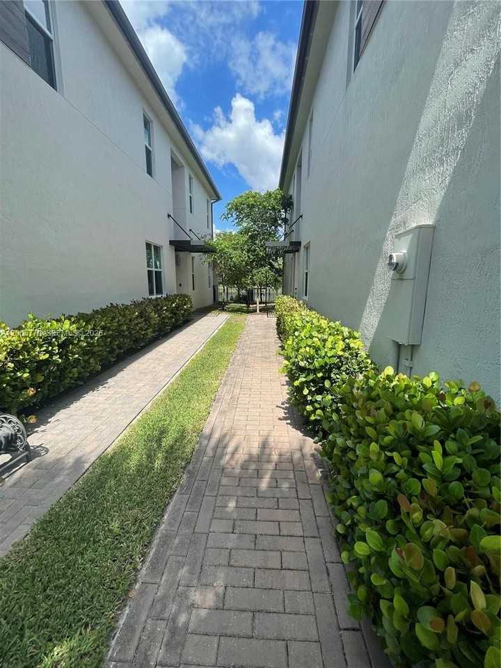 9019 Kingsmoor Way - Photo 2 of 31