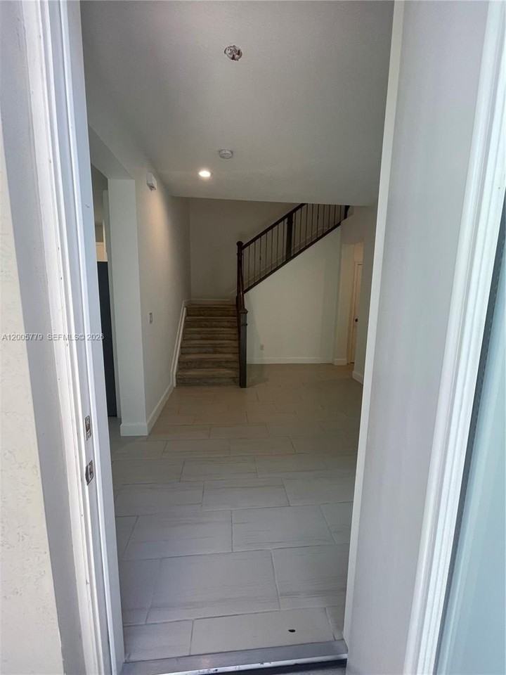 9019 Kingsmoor Way - Photo 3 of 31