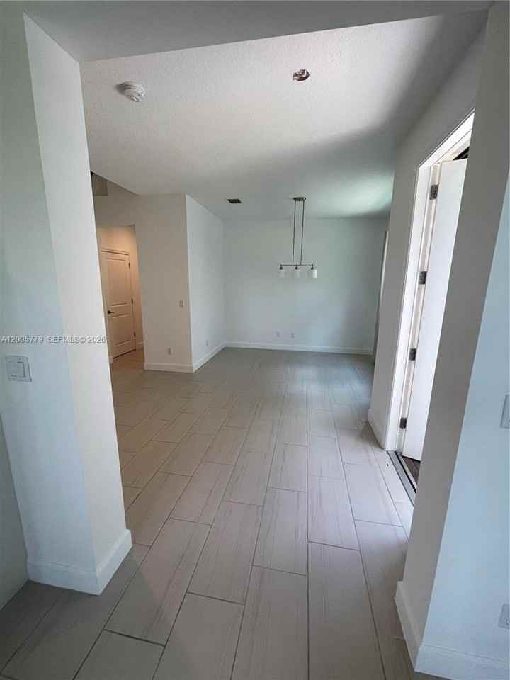 9019 Kingsmoor Way - Photo 4 of 31